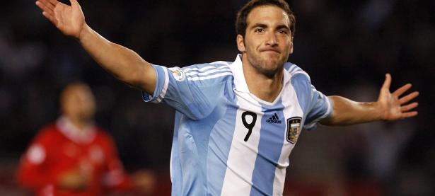 梅西在独行侠比赛中险胜，刷新纪录引发热议！再创辉煌时刻